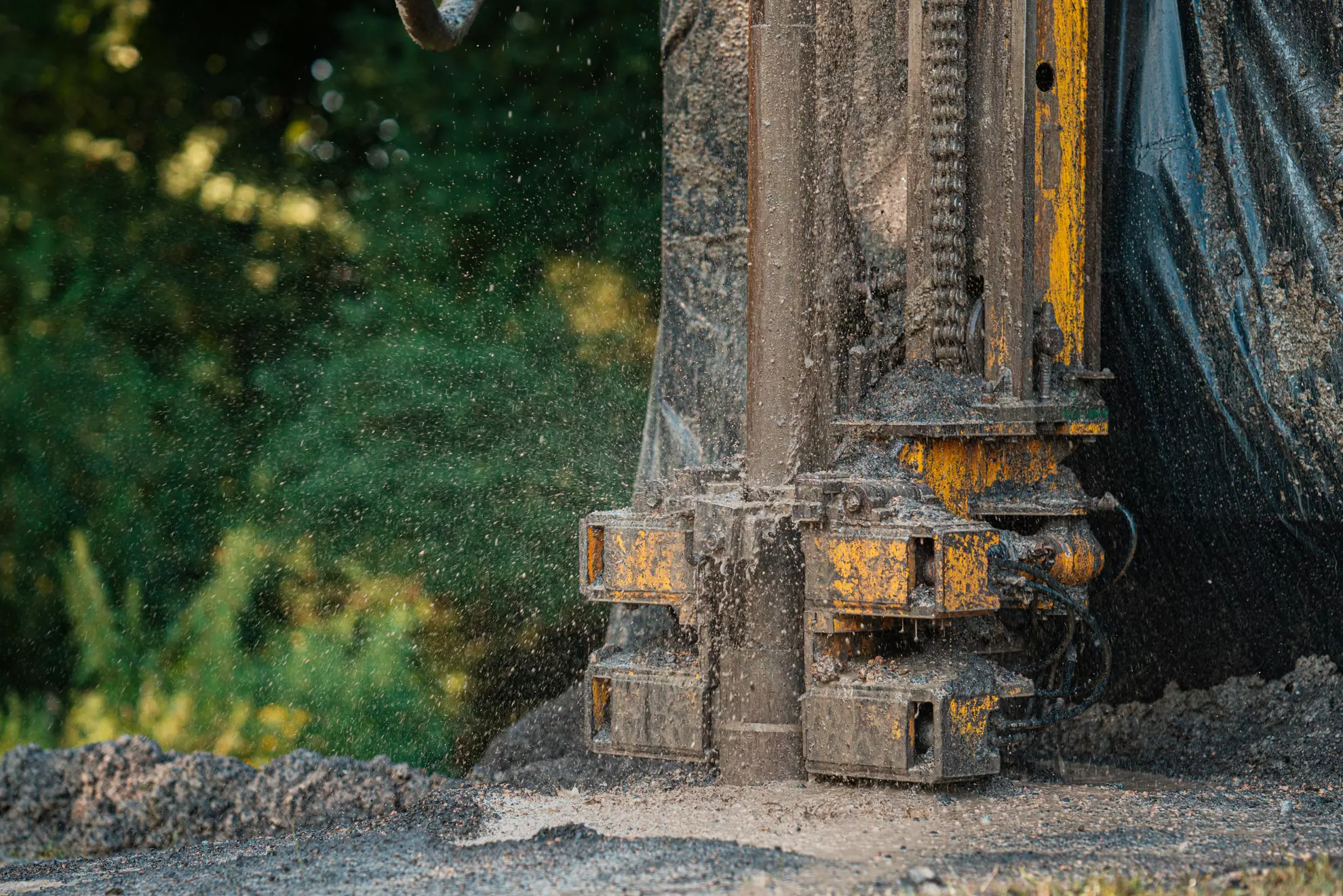 Foreuse hydraulique portable en action sur un chantier